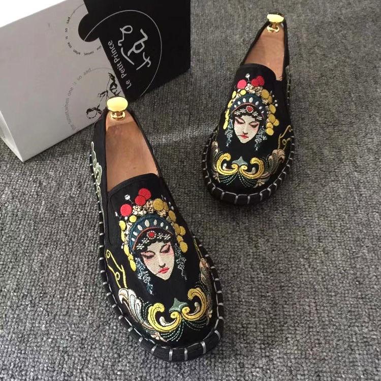 Embroidered Chinese style fashionable canvas shoes