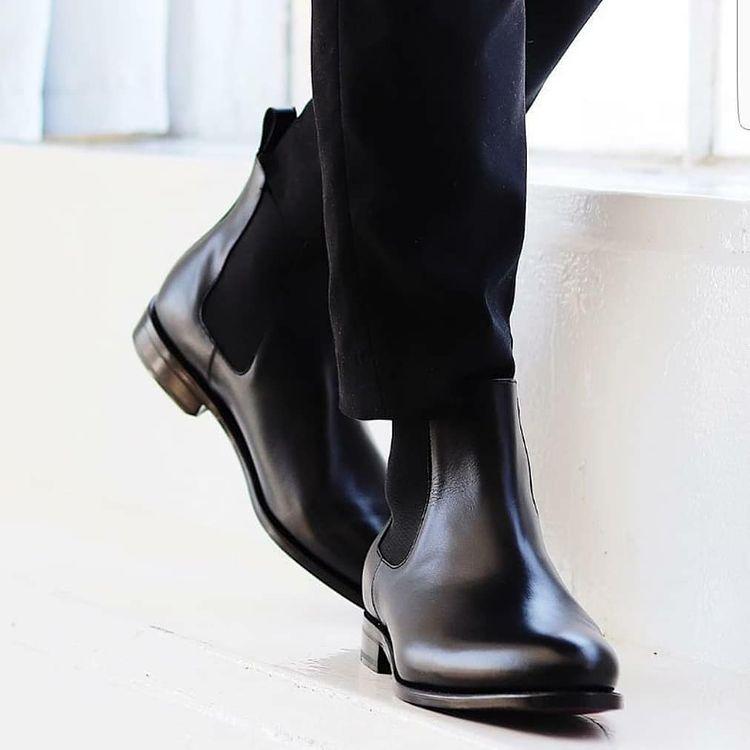 Men's black haute luxury classic Chelsea boots